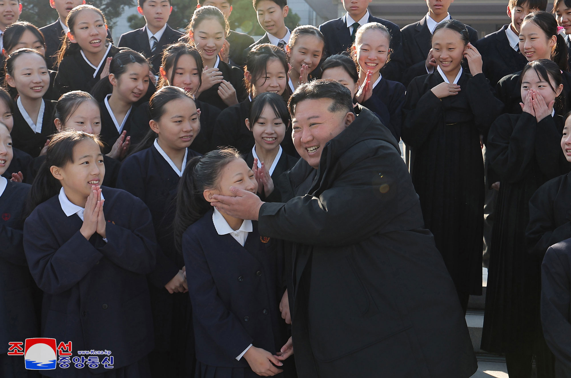 Estimado compañero Kim Jong Un se reúne con los miembros del grupo artístico de niños y escolares coreanos en Japón