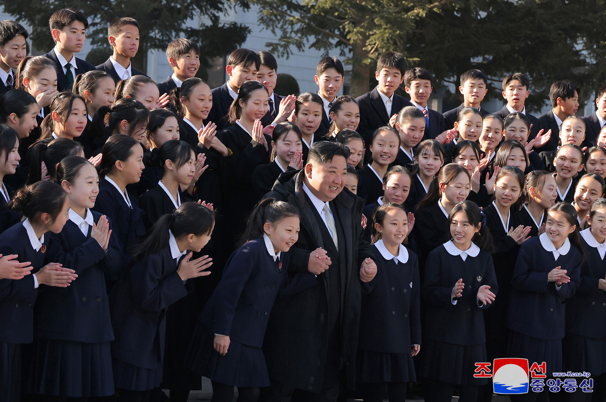 Estimado compañero Kim Jong Un se reúne con los miembros del grupo artístico de niños y escolares coreanos en Japón