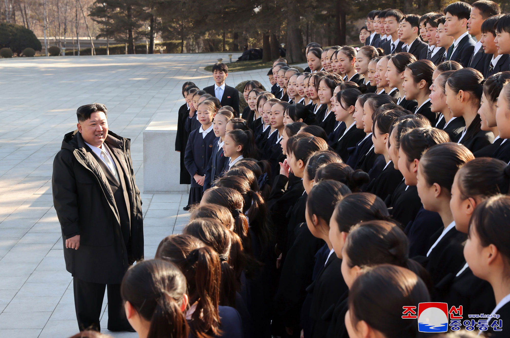 Estimado compañero Kim Jong Un se reúne con los miembros del grupo artístico de niños y escolares coreanos en Japón