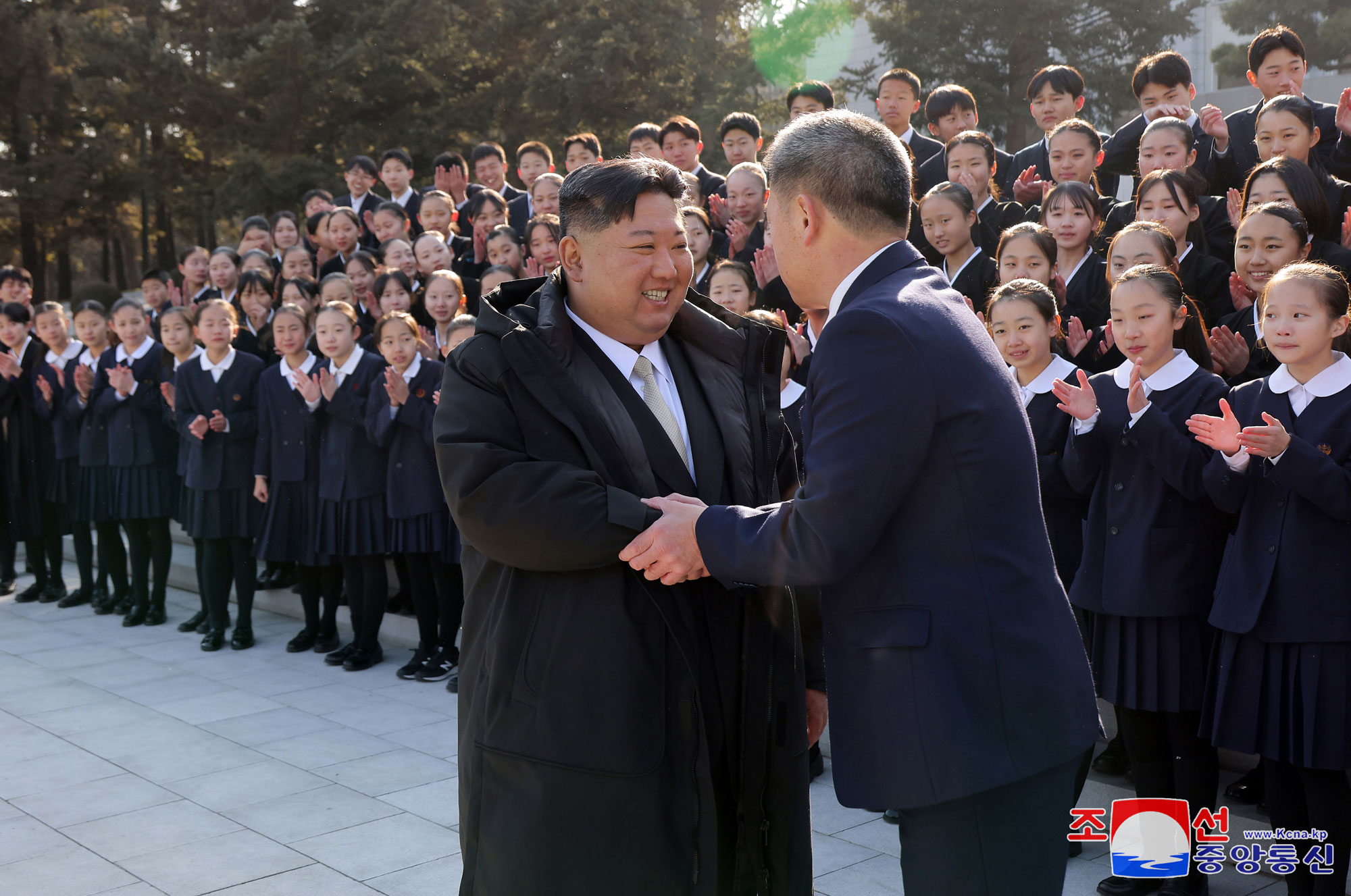 Estimado compañero Kim Jong Un se reúne con los miembros del grupo artístico de niños y escolares coreanos en Japón