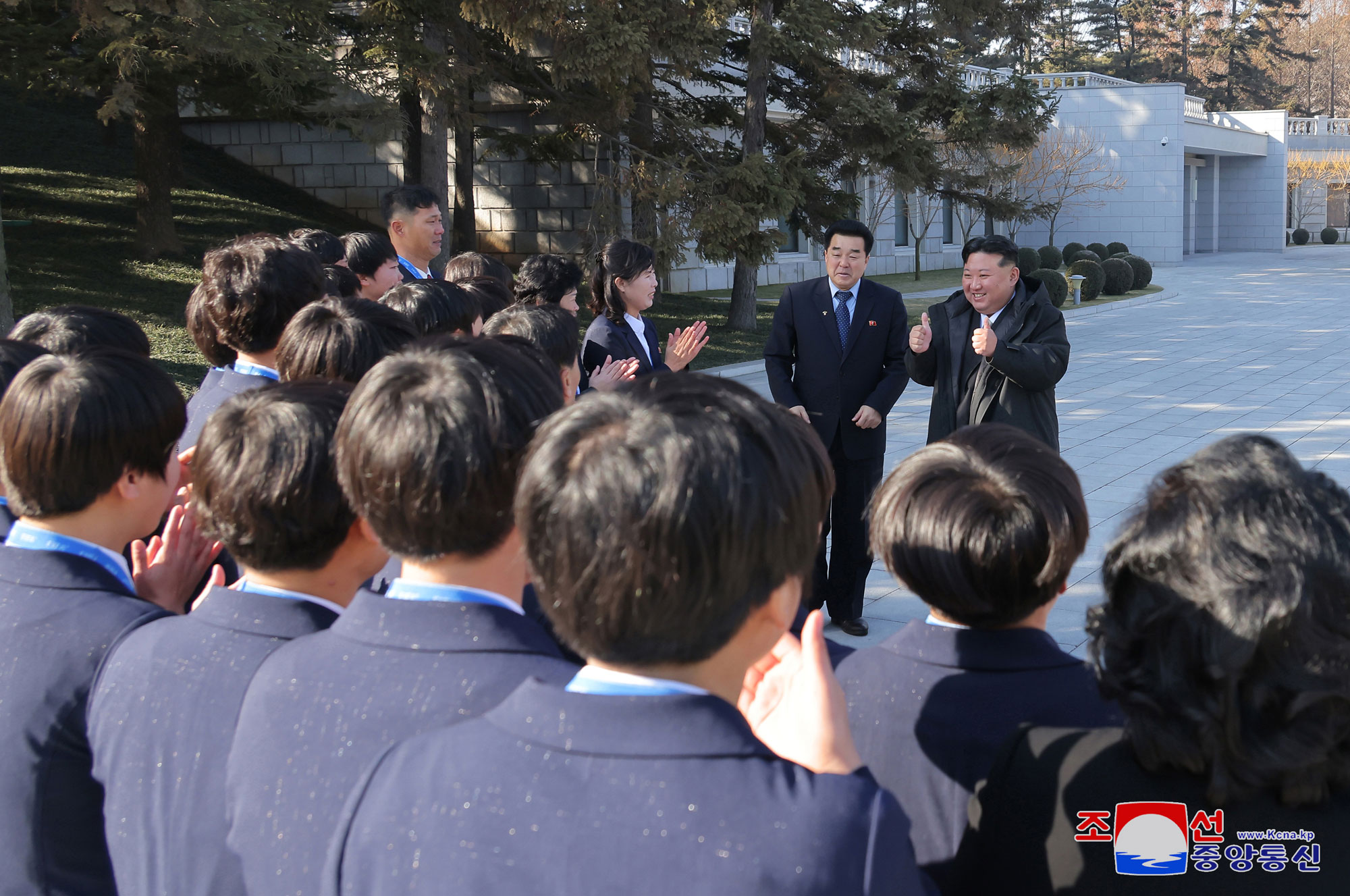 敬愛する金正恩総書記が新年２０２５年に際して労働革新者、功労者と記念写真を撮りました