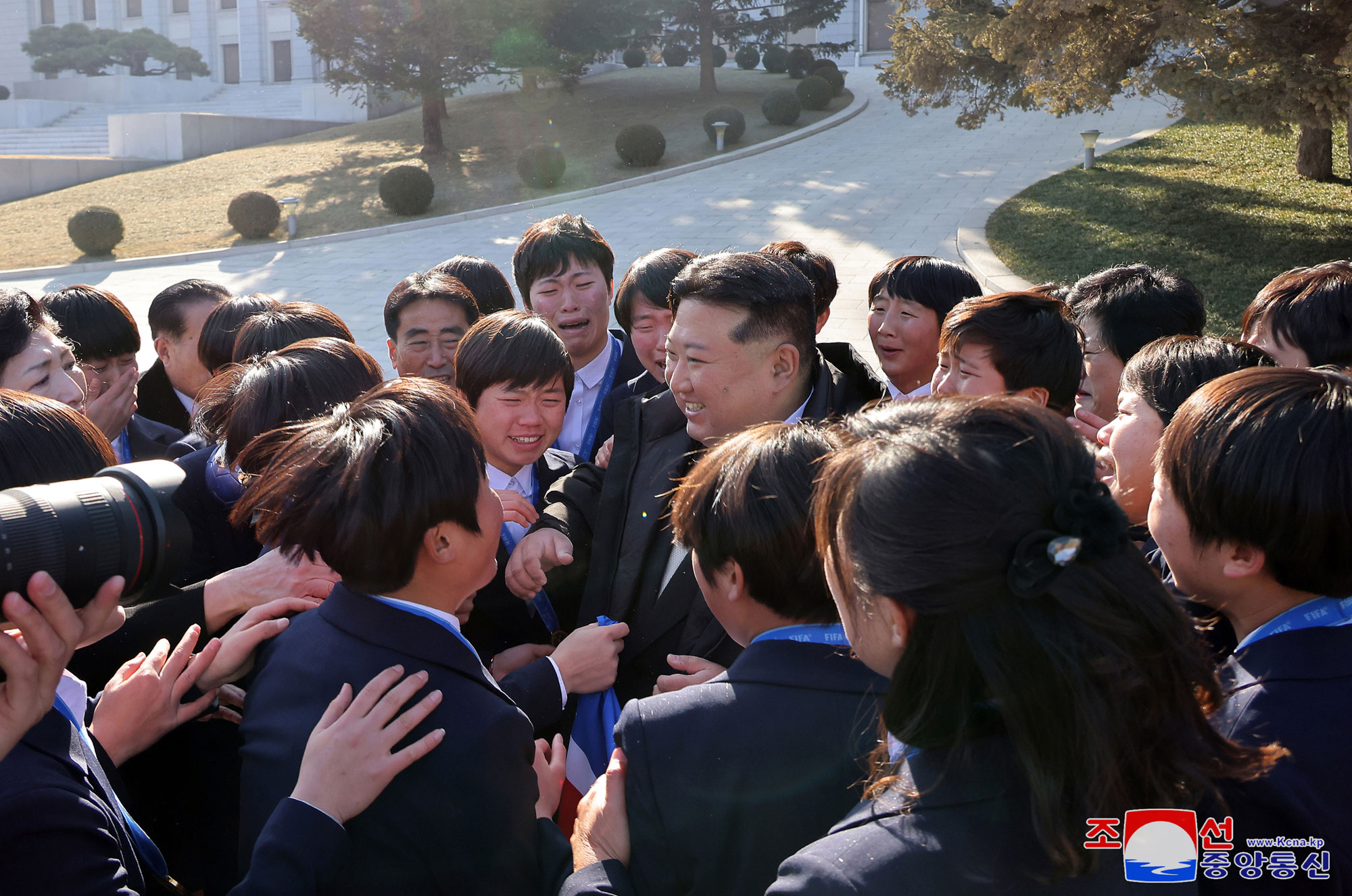 敬愛する金正恩総書記が新年２０２５年に際して労働革新者、功労者と記念写真を撮りました