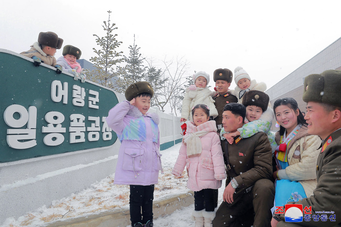 지방발전정책의 첫 실체들을 일떠세운 영예드높이 조선인민군 각급 건설련대 관병들이 변혁의 새 전구들로 진출