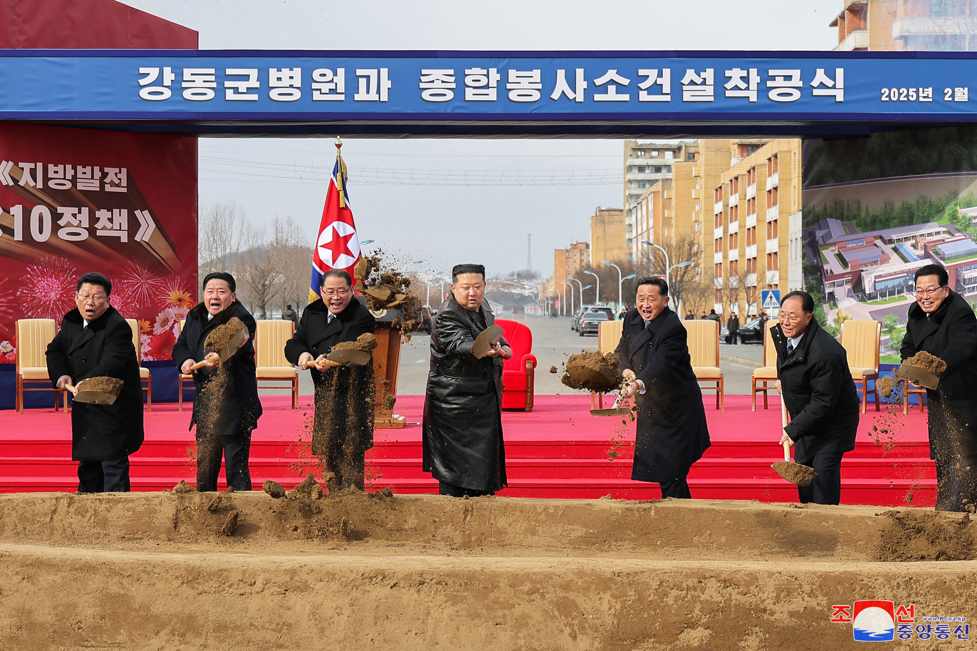 Iniciada gran campaña de construcción de 2025 para la ejecución cabal de la política de desarrollo local de nueva épocaSolemnizada
 la ceremonia de inicio de construcción del Hospital y el Complejo de 
Servicios del distrito Kangdong, como parte de la "Política 20×10 para 
el desarrollo local"