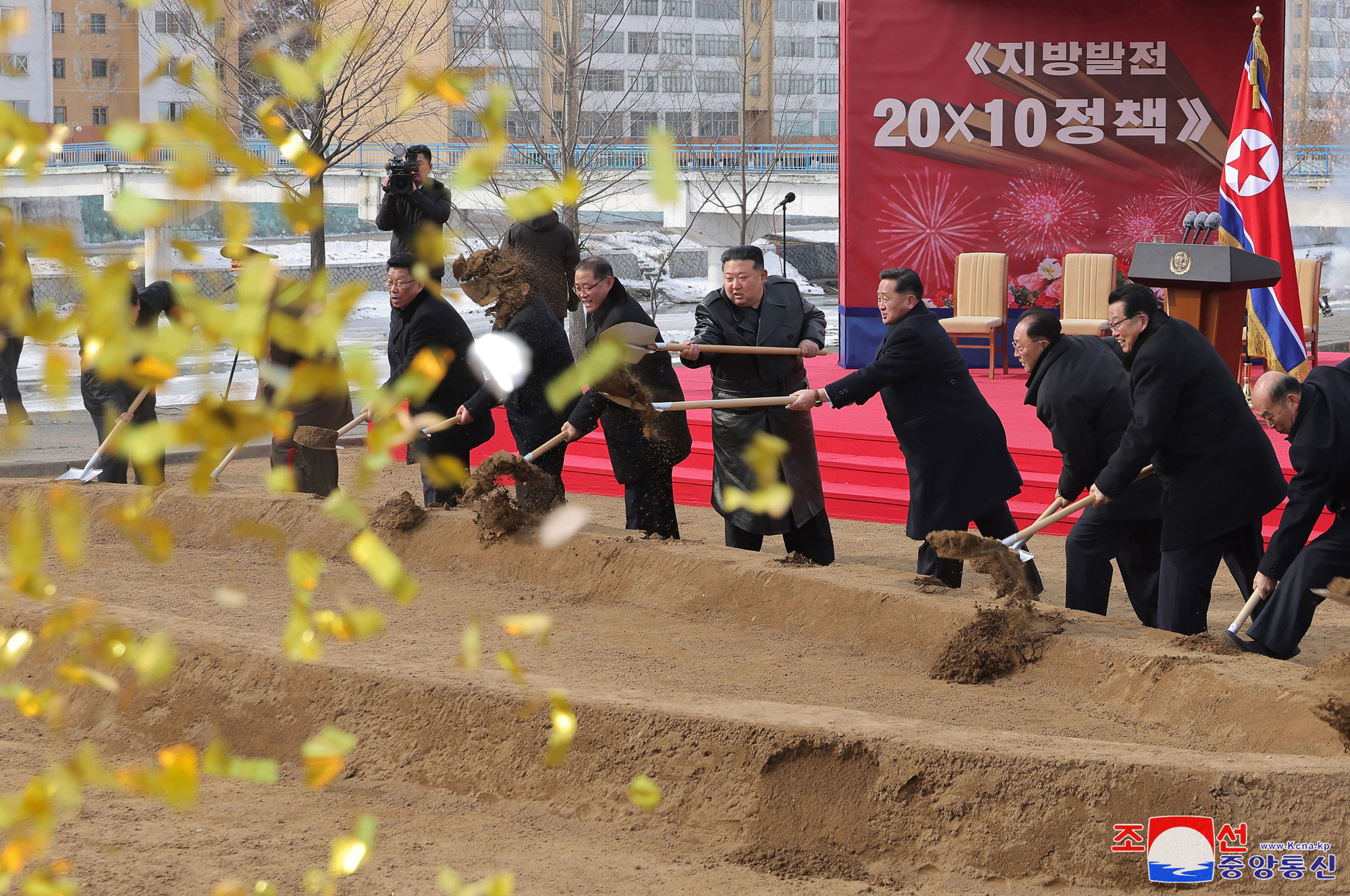 Iniciada gran campaña de construcción de 2025 para la ejecución cabal de la política de desarrollo local de nueva épocaSolemnizada
 la ceremonia de inicio de construcción del Hospital y el Complejo de 
Servicios del distrito Kangdong, como parte de la "Política 20×10 para 
el desarrollo local"