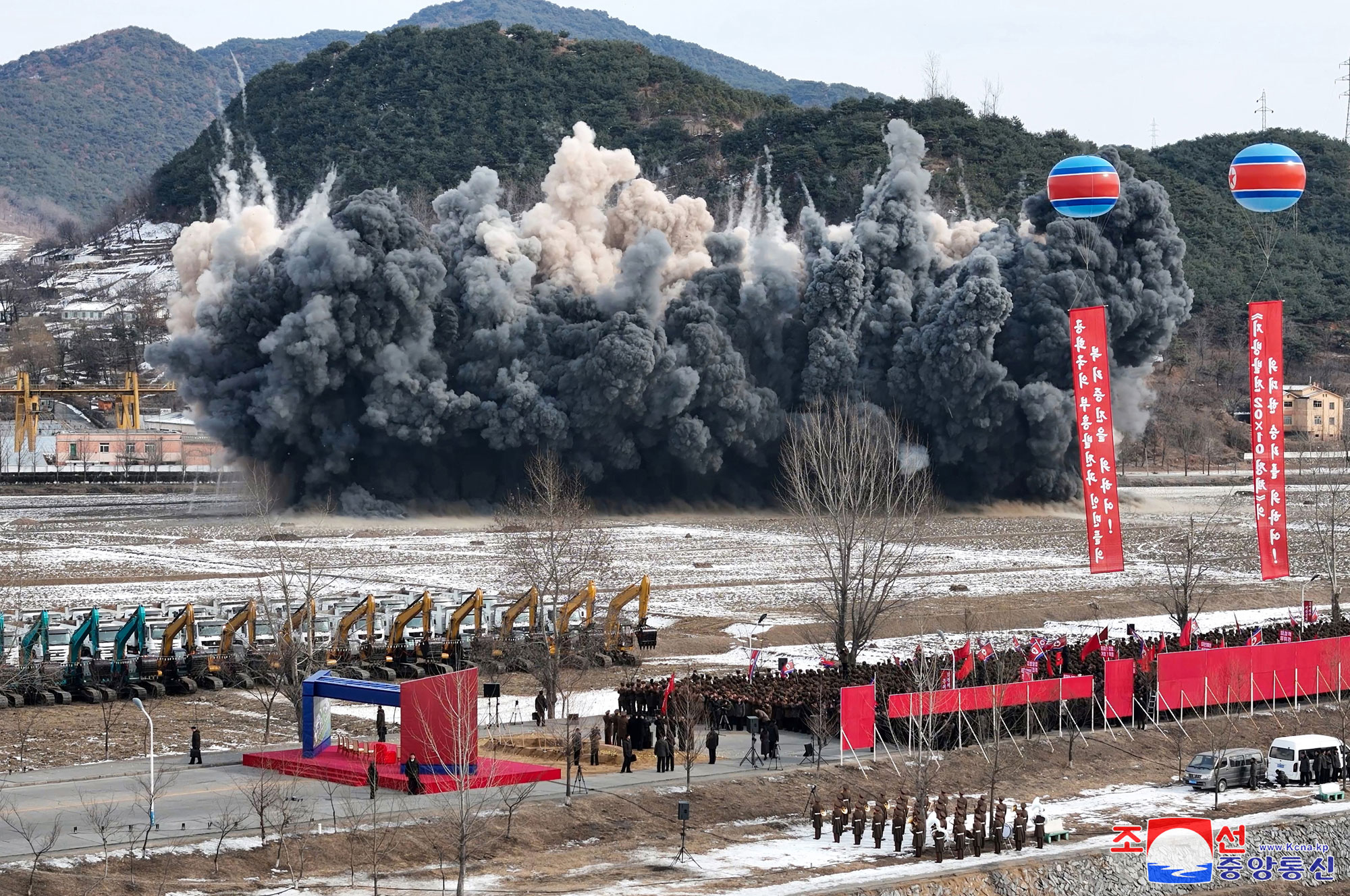 Iniciada gran campaña de construcción de 2025 para la ejecución cabal de la política de desarrollo local de nueva épocaSolemnizada
 la ceremonia de inicio de construcción del Hospital y el Complejo de 
Servicios del distrito Kangdong, como parte de la "Política 20×10 para 
el desarrollo local"