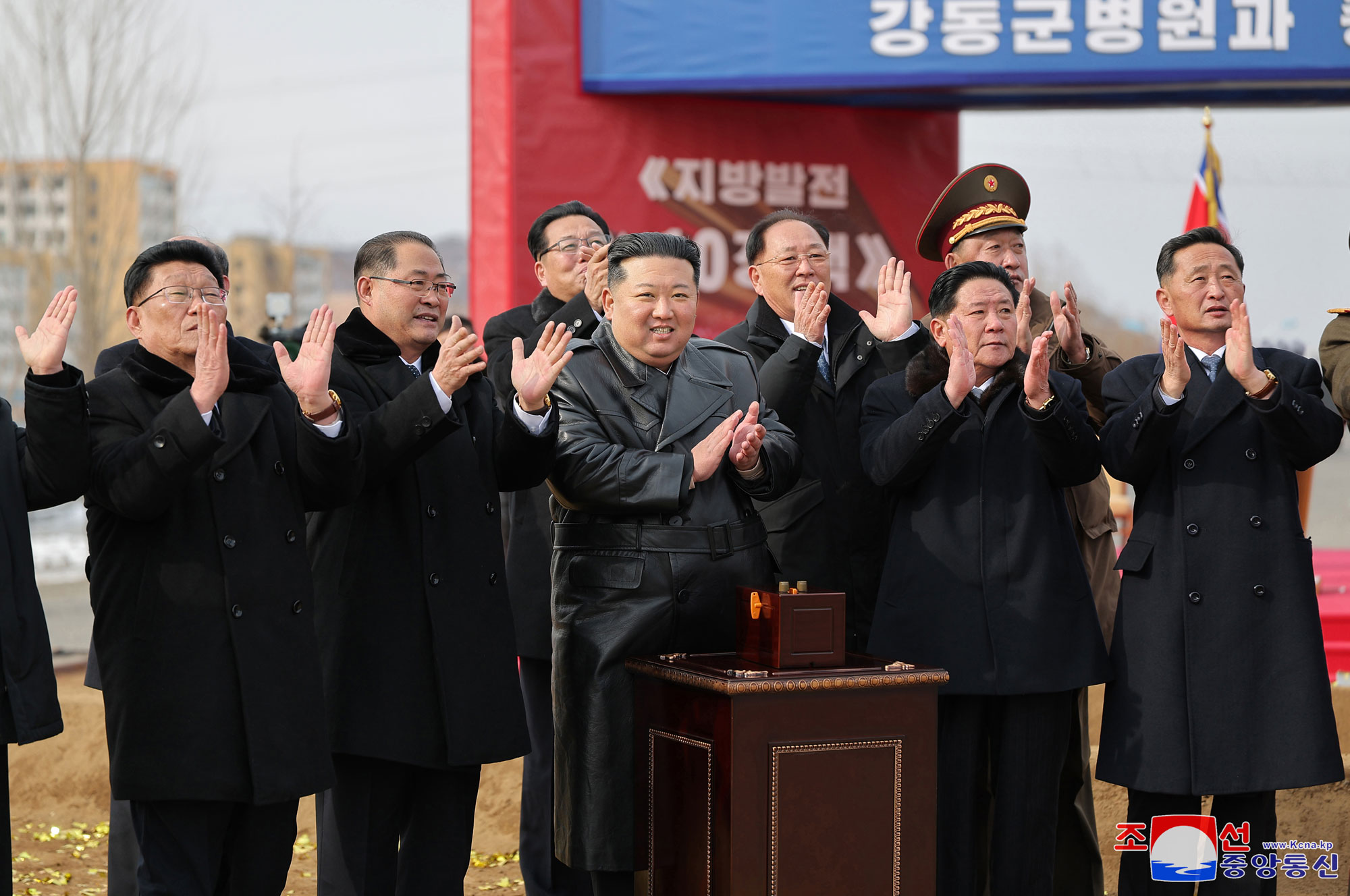 Iniciada gran campaña de construcción de 2025 para la ejecución cabal de la política de desarrollo local de nueva épocaSolemnizada
 la ceremonia de inicio de construcción del Hospital y el Complejo de 
Servicios del distrito Kangdong, como parte de la "Política 20×10 para 
el desarrollo local"