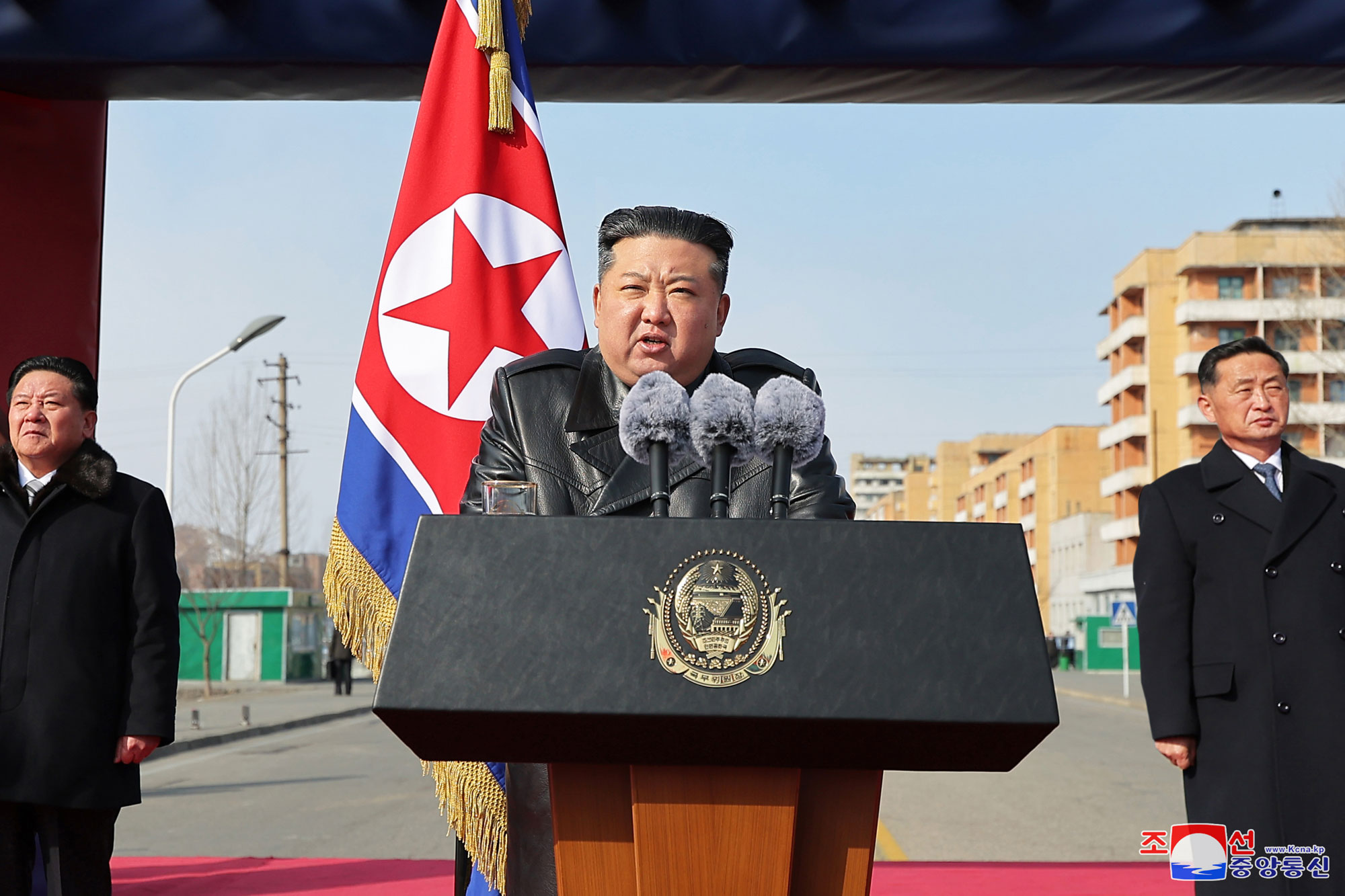 Discurso pronunciado por el estimado compañero Kim Jong Un en la 
ceremonia de inicio de la construcción del Hospital y el Complejo de 
Servicios del Distrito Kangdong, como parte de la "política 20×10 para 
el desarrollo local"