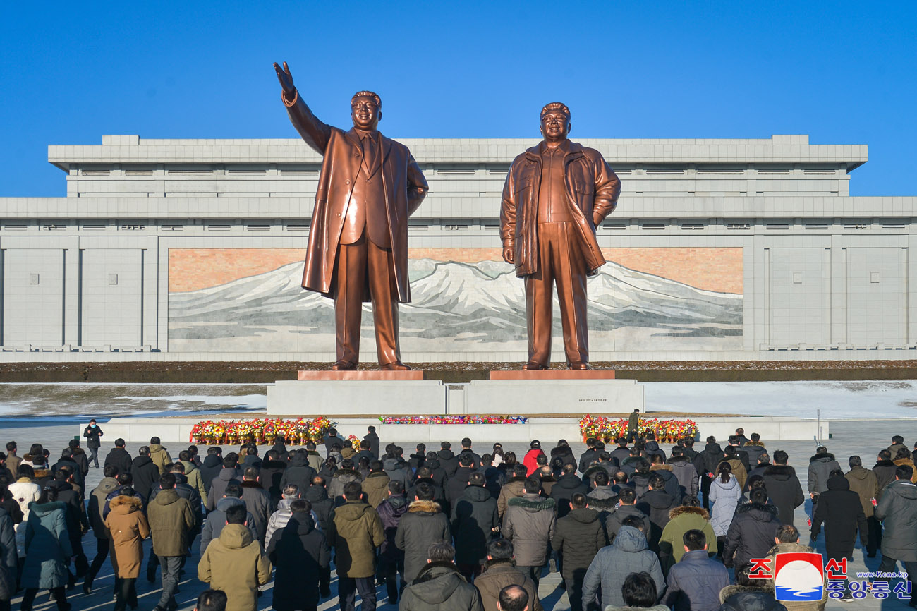 Floral tribute paid to great leaders Kim Il Sung and Kim Jong Il