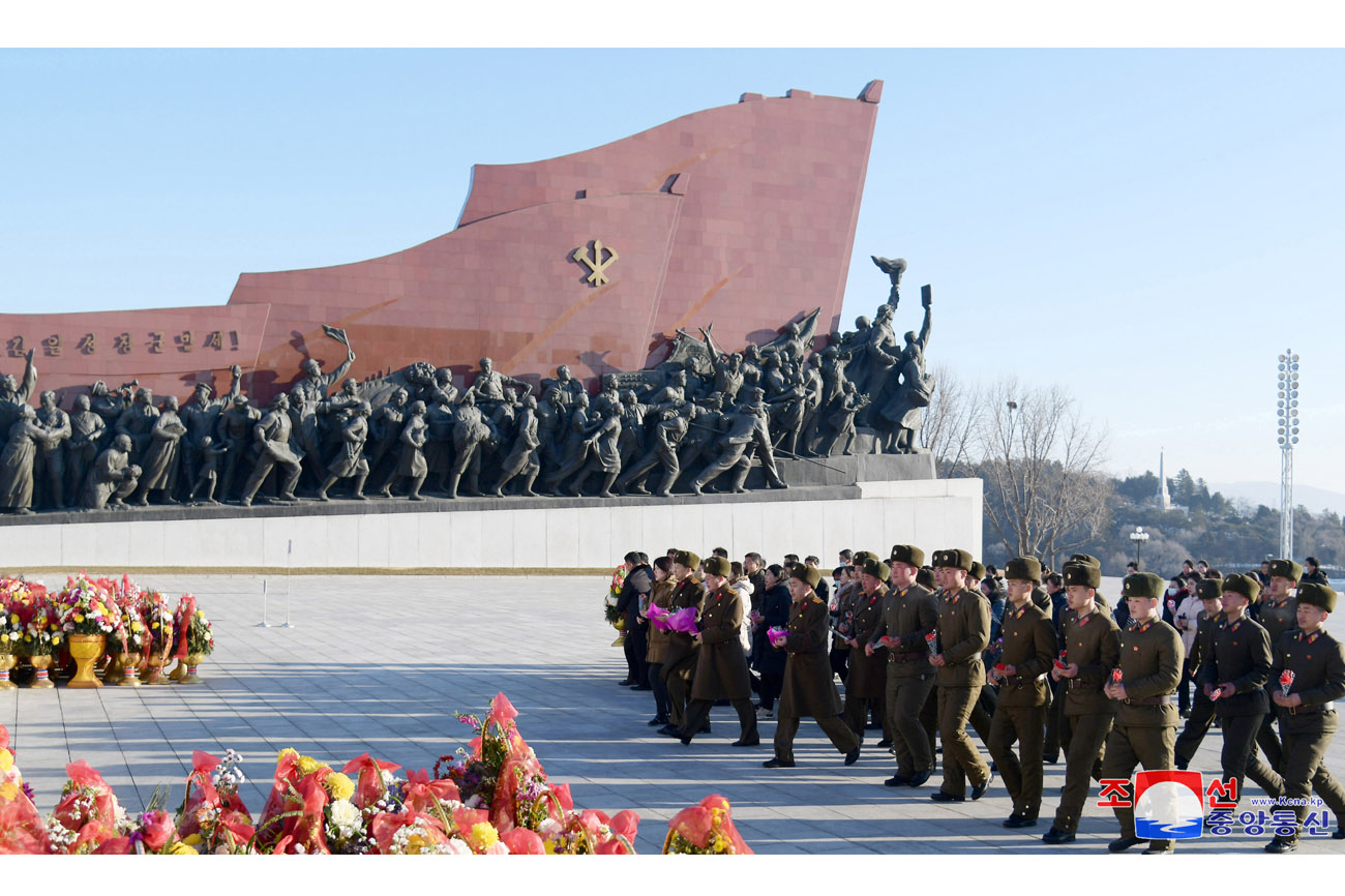 Floral tribute paid to great leaders Kim Il Sung and Kim Jong Il