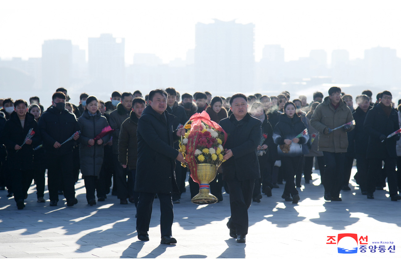 Floral tribute paid to great leaders Kim Il Sung and Kim Jong Il