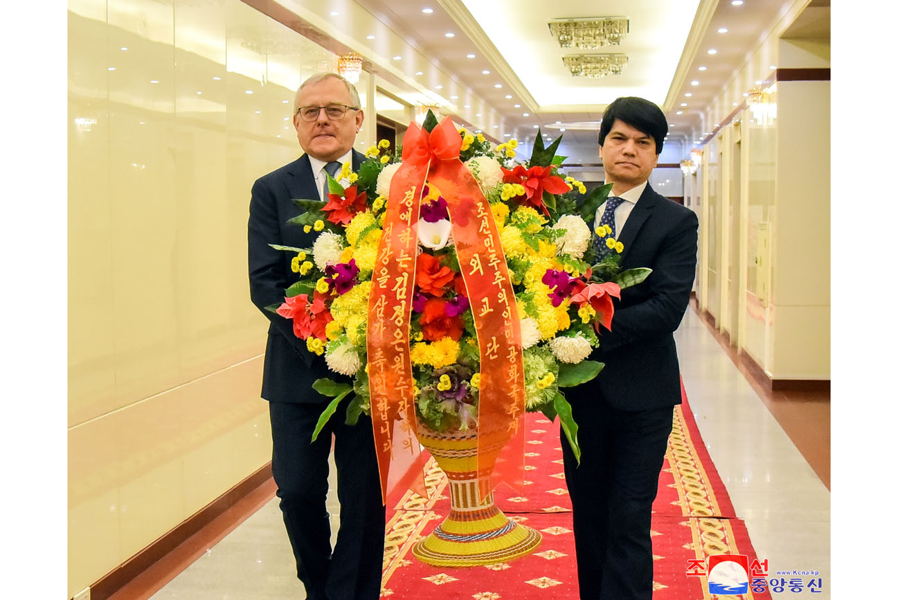 Estimado compañero Kim Jong Un recibe cesto de flores y mensaje de felicitación del Cuerpo Diplomático