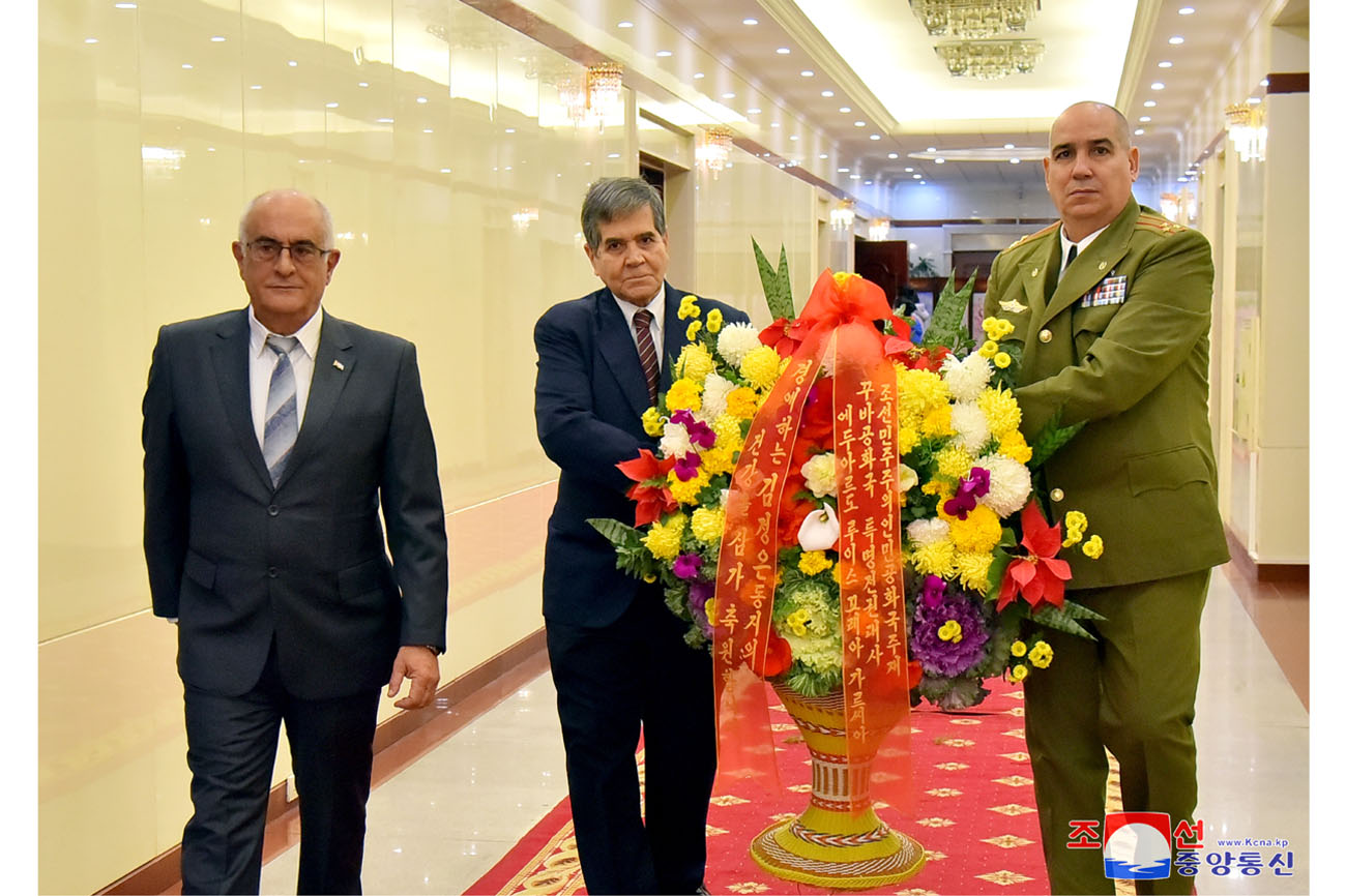 Estimado compañero Kim Jong Un recibe cesto de flores y mensaje de felicitación del Cuerpo Diplomático