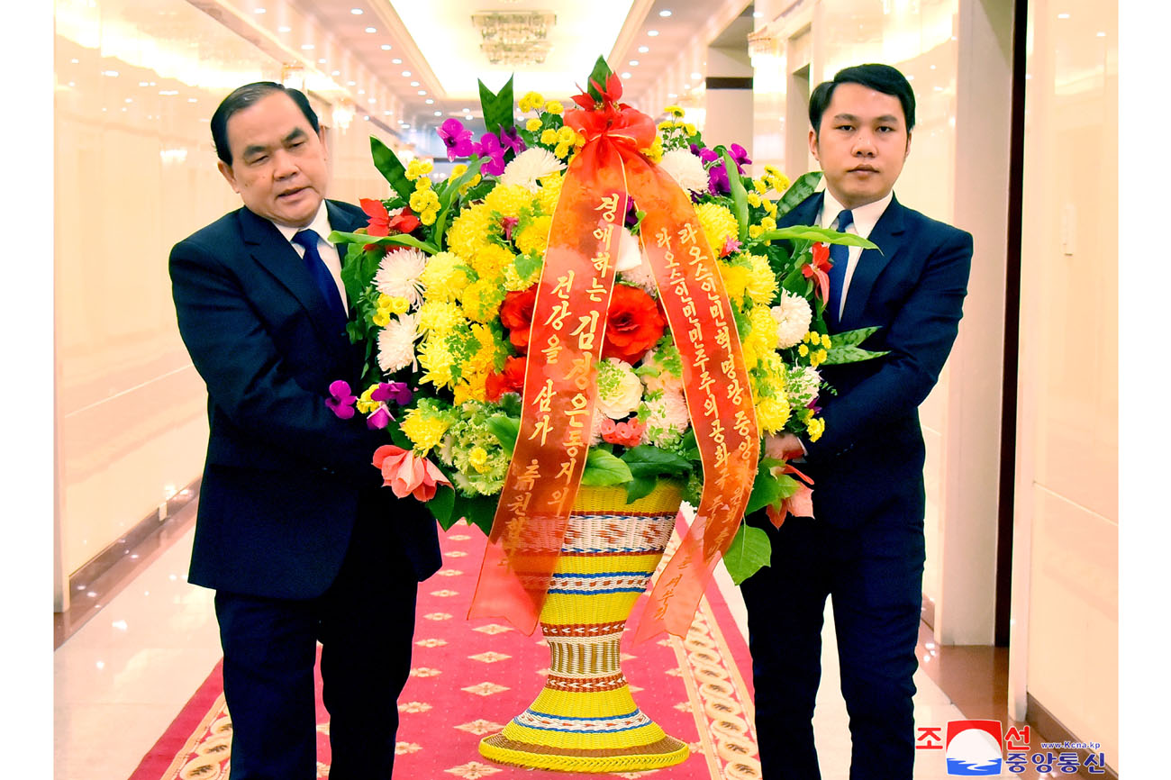 Estimado compañero Kim Jong Un recibe cesto de flores de Thongloun Sisoulith