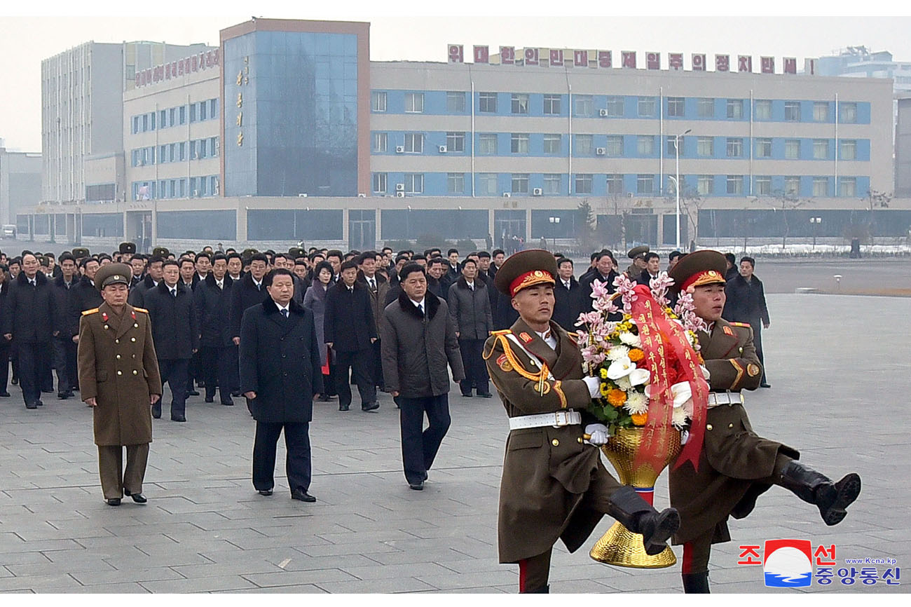 위대한 수령 김일성동지와 위대한 령도자 김정일동지의 동상에 뜻깊은 2월의 명절에 즈음하여 일군들과 근로자들, 인민군장병들, 청소년학생들 꽃바구니 진정