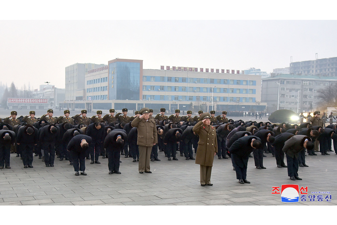 위대한 수령 김일성동지와 위대한 령도자 김정일동지의 동상에 뜻깊은 2월의 명절에 즈음하여 일군들과 근로자들, 인민군장병들, 청소년학생들 꽃바구니 진정