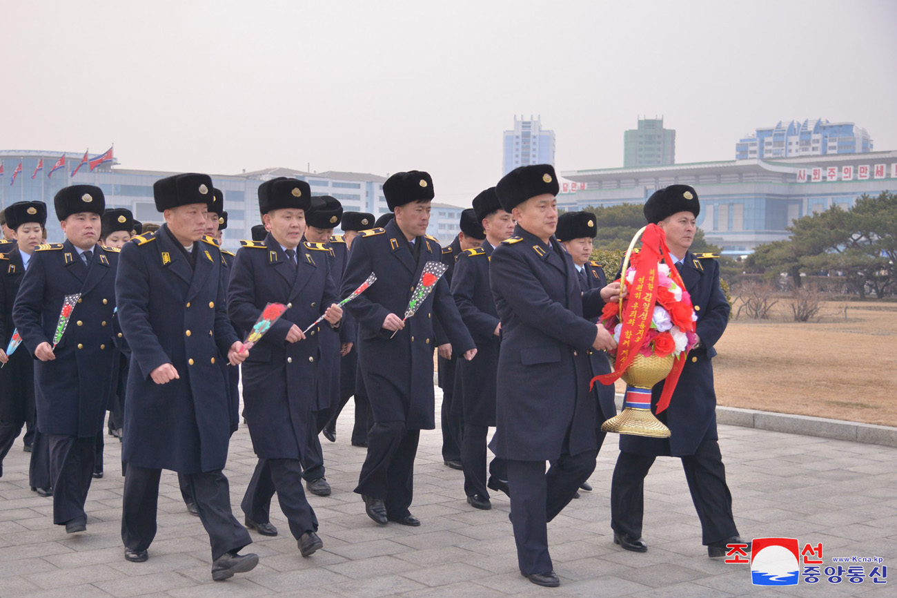 위대한 수령 김일성동지와 위대한 령도자 김정일동지의 동상에 뜻깊은 2월의 명절에 즈음하여 일군들과 근로자들, 인민군장병들, 청소년학생들 꽃바구니 진정