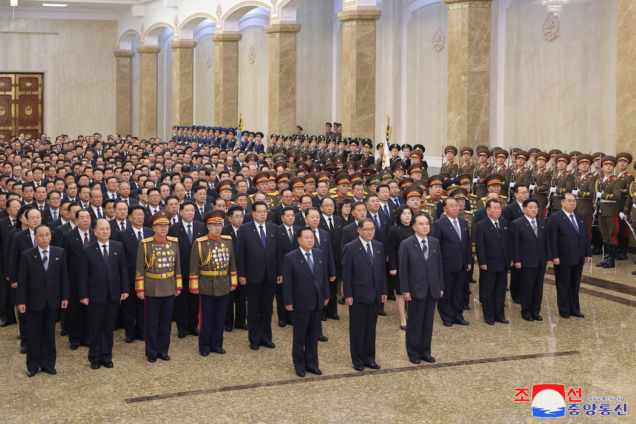 Cuadros de partido y gobierno rinden homenaje en Palacio del Sol Kumsusan