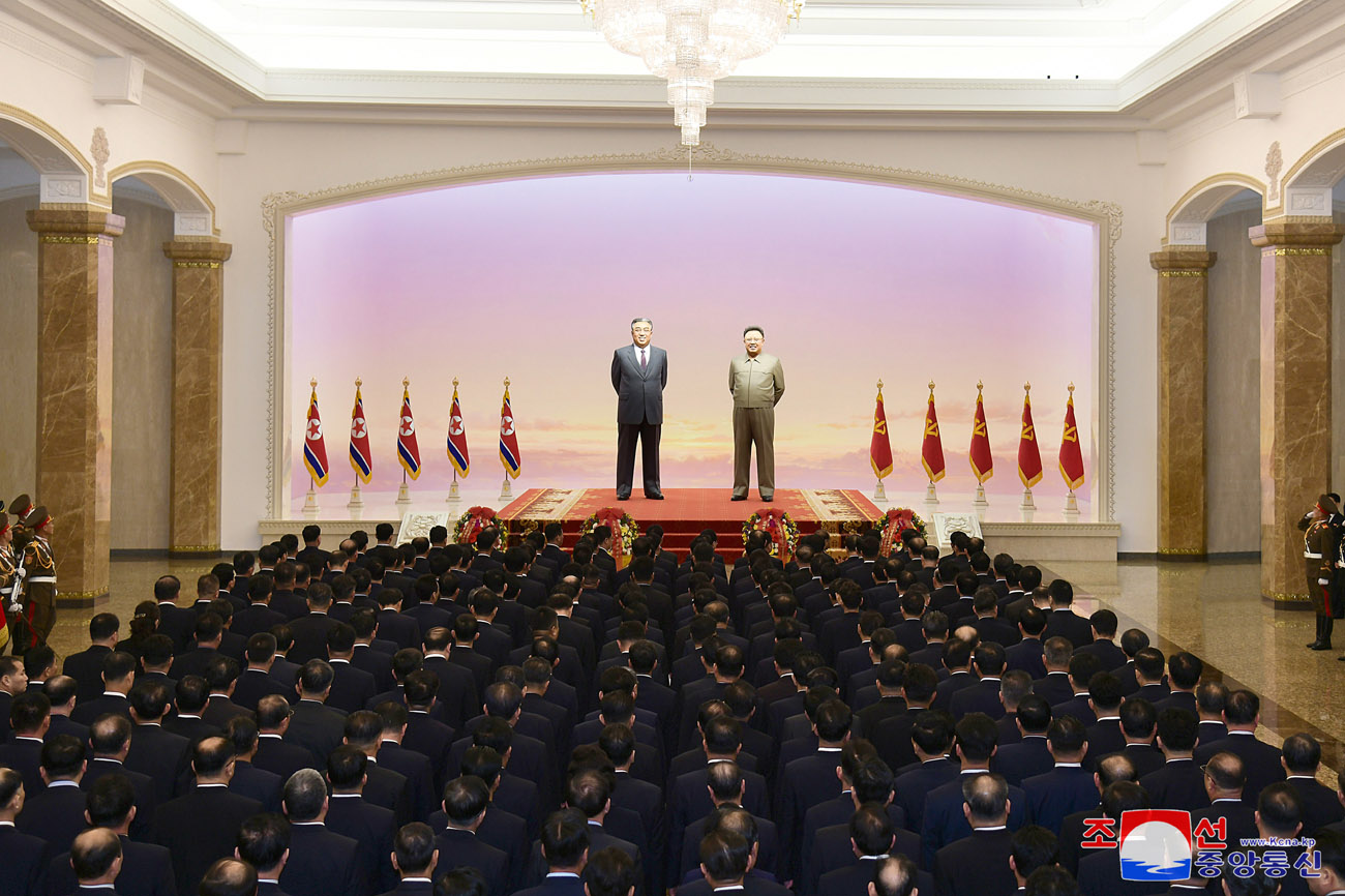 Cuadros de partido y gobierno rinden homenaje en Palacio del Sol Kumsusan