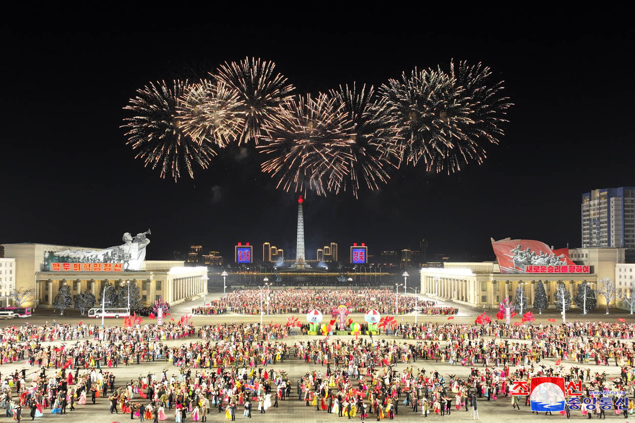 Efectuados velada de jóvenes capitalinos y disparo de fuegos artificiales