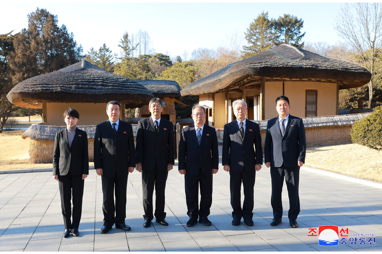 Congratulatory group of Koreans in Japan visits Mangyongdae