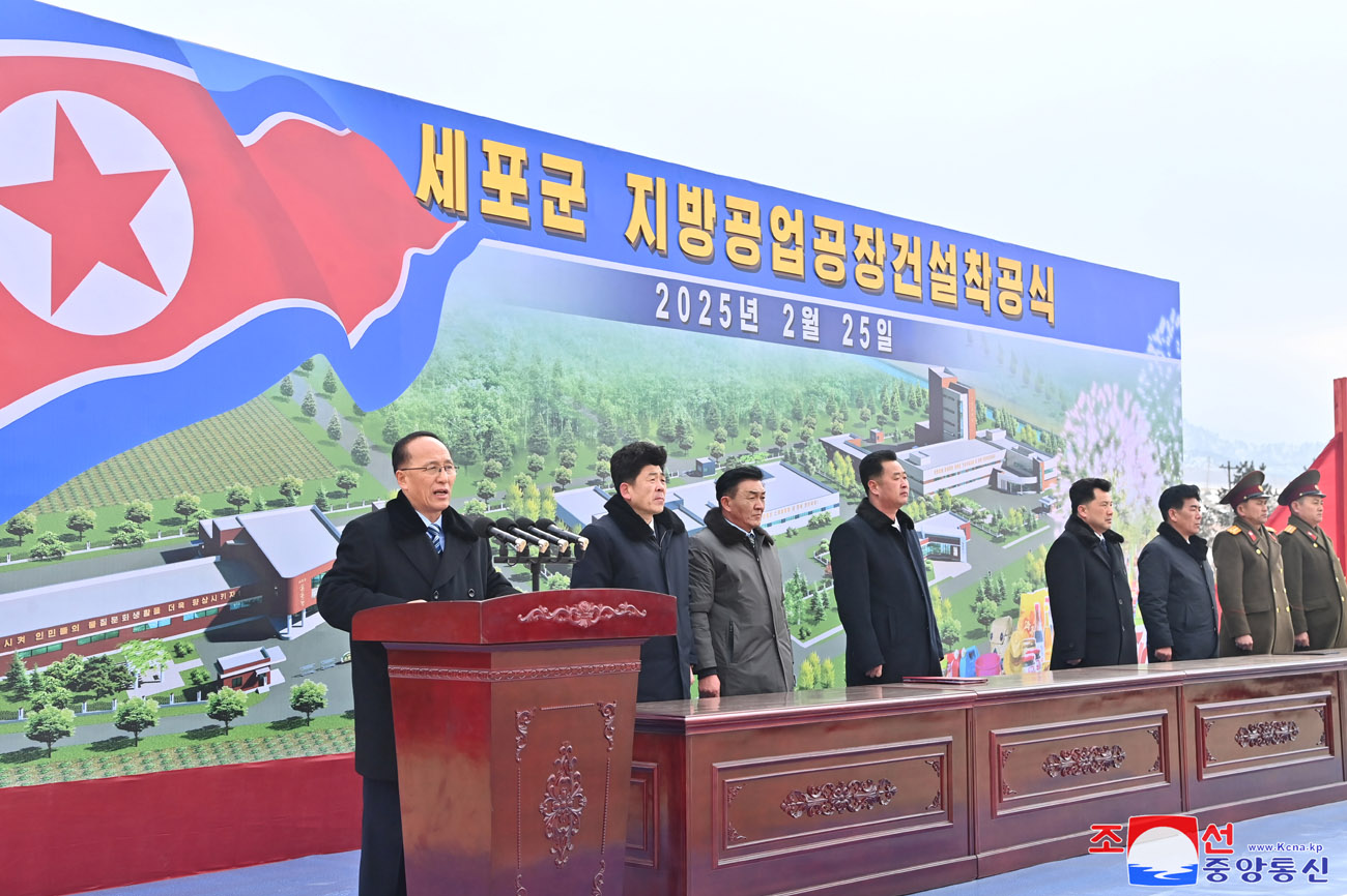 
 Se inicia construcción de fábricas de industria local 
en Sinpho, Taegwan, Rangrim y Sepho