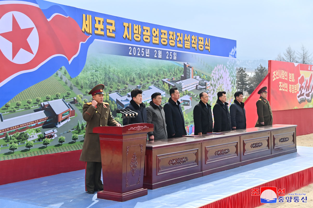 
 Se inicia construcción de fábricas de industria local 
en Sinpho, Taegwan, Rangrim y Sepho