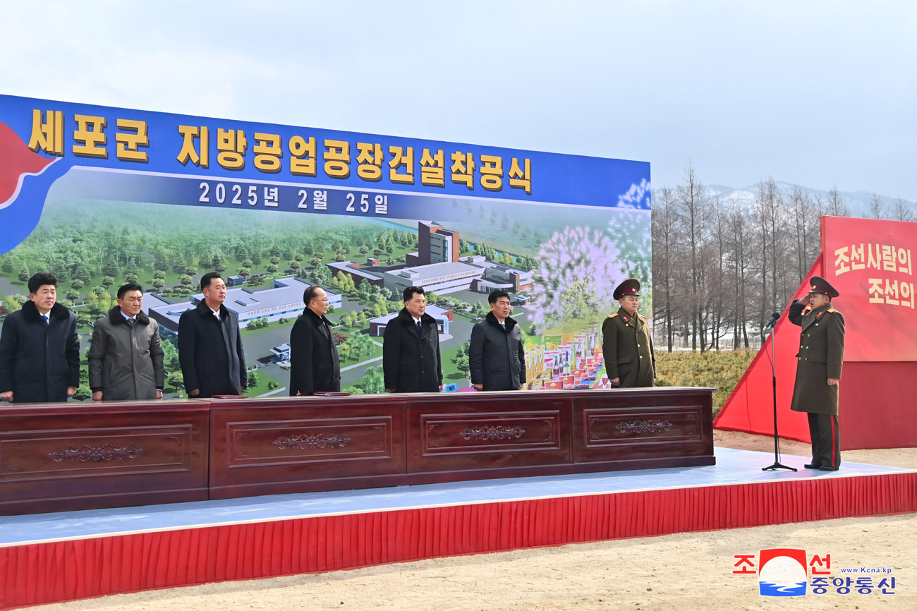 
 Se inicia construcción de fábricas de industria local 
en Sinpho, Taegwan, Rangrim y Sepho