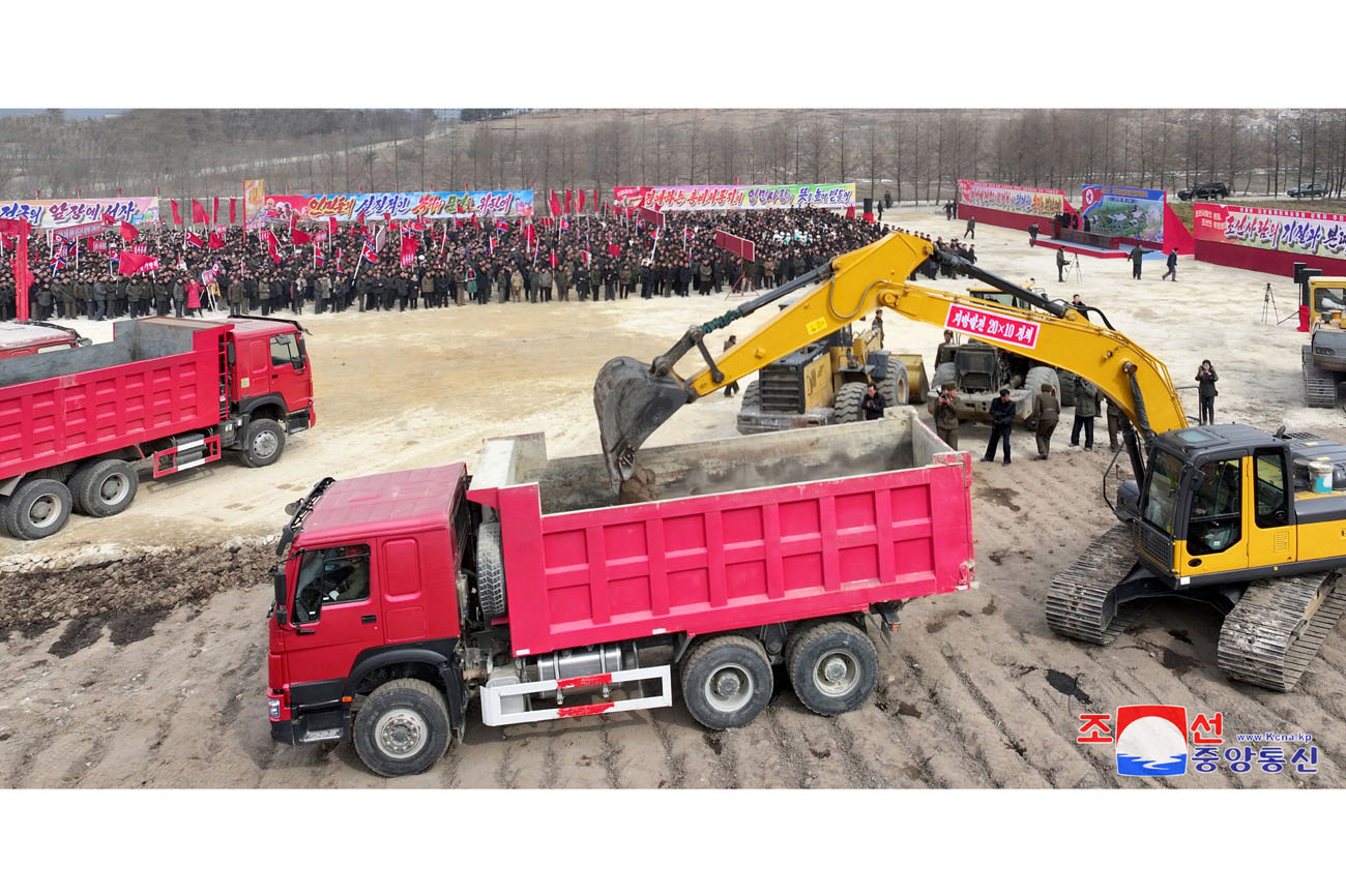 
 Se inicia construcción de fábricas de industria local 
en Sinpho, Taegwan, Rangrim y Sepho