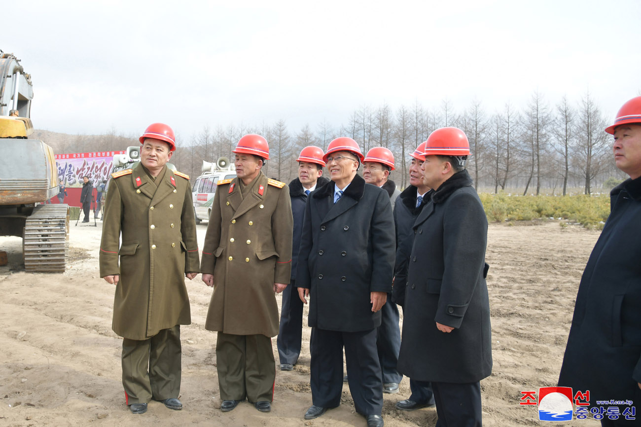 
 Se inicia construcción de fábricas de industria local 
en Sinpho, Taegwan, Rangrim y Sepho