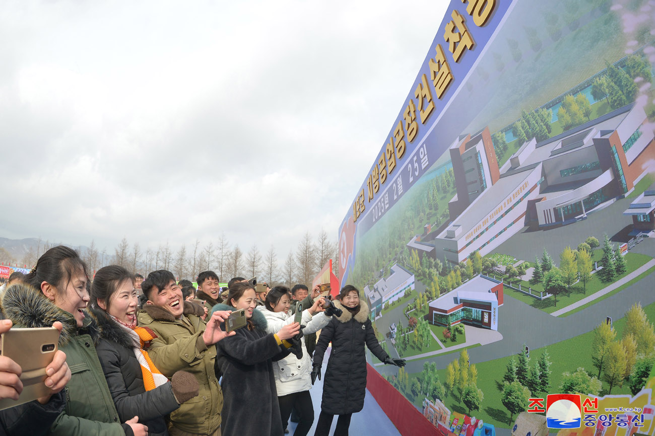 
 Se inicia construcción de fábricas de industria local 
en Sinpho, Taegwan, Rangrim y Sepho