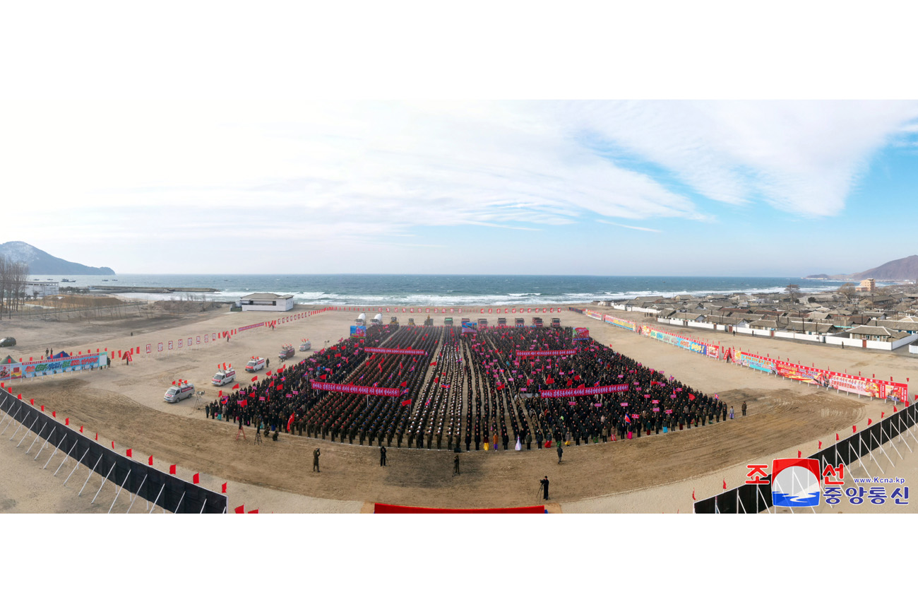 
 Se inicia construcción de fábricas de industria local 
en Sinpho, Taegwan, Rangrim y Sepho