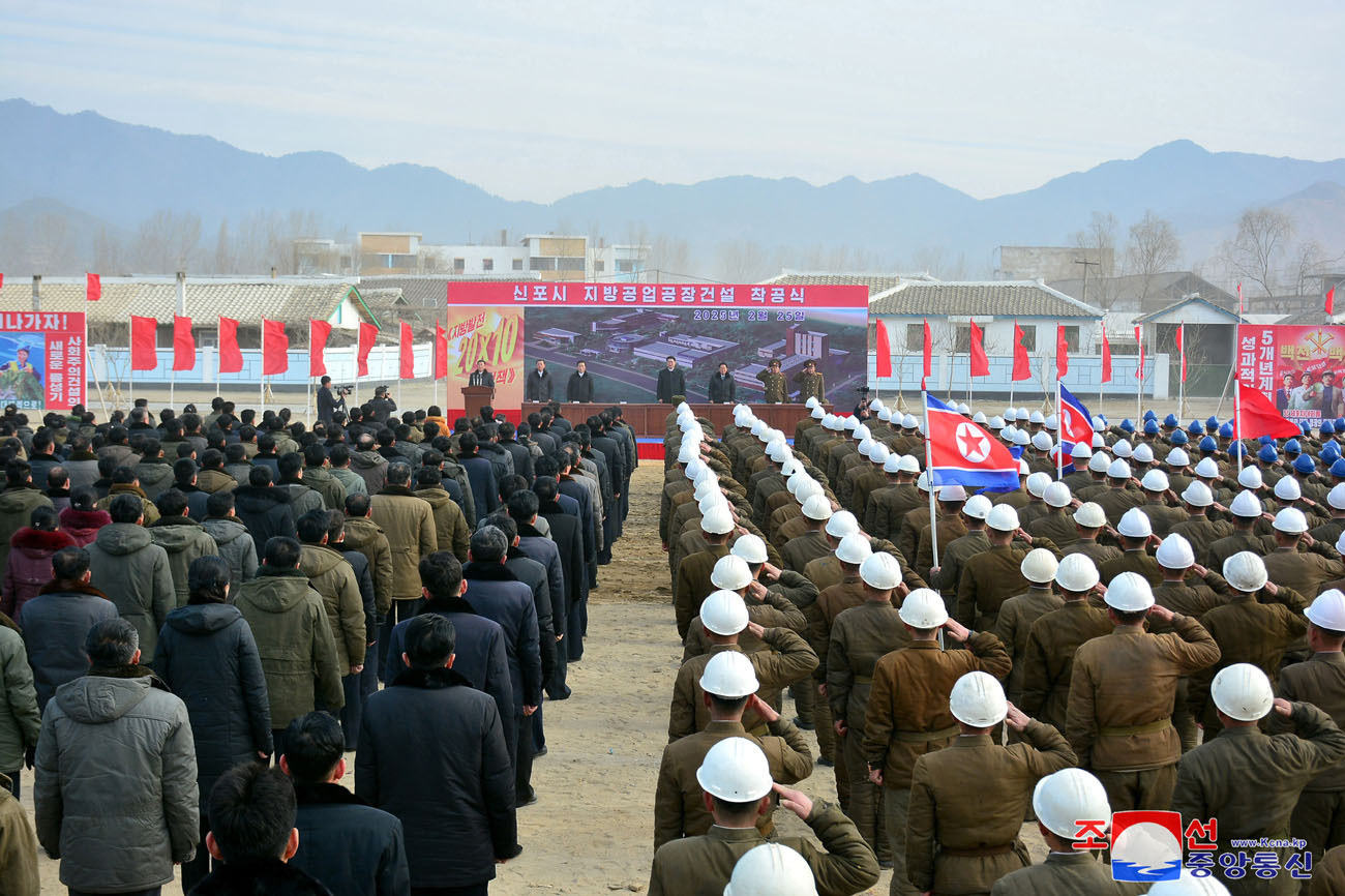 
 Se inicia construcción de fábricas de industria local 
en Sinpho, Taegwan, Rangrim y Sepho