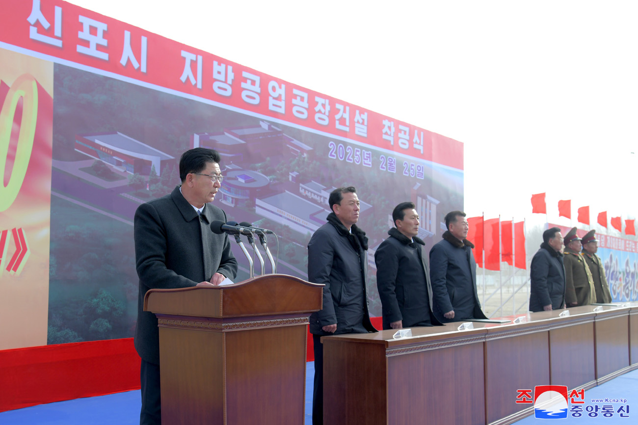 
 Se inicia construcción de fábricas de industria local 
en Sinpho, Taegwan, Rangrim y Sepho