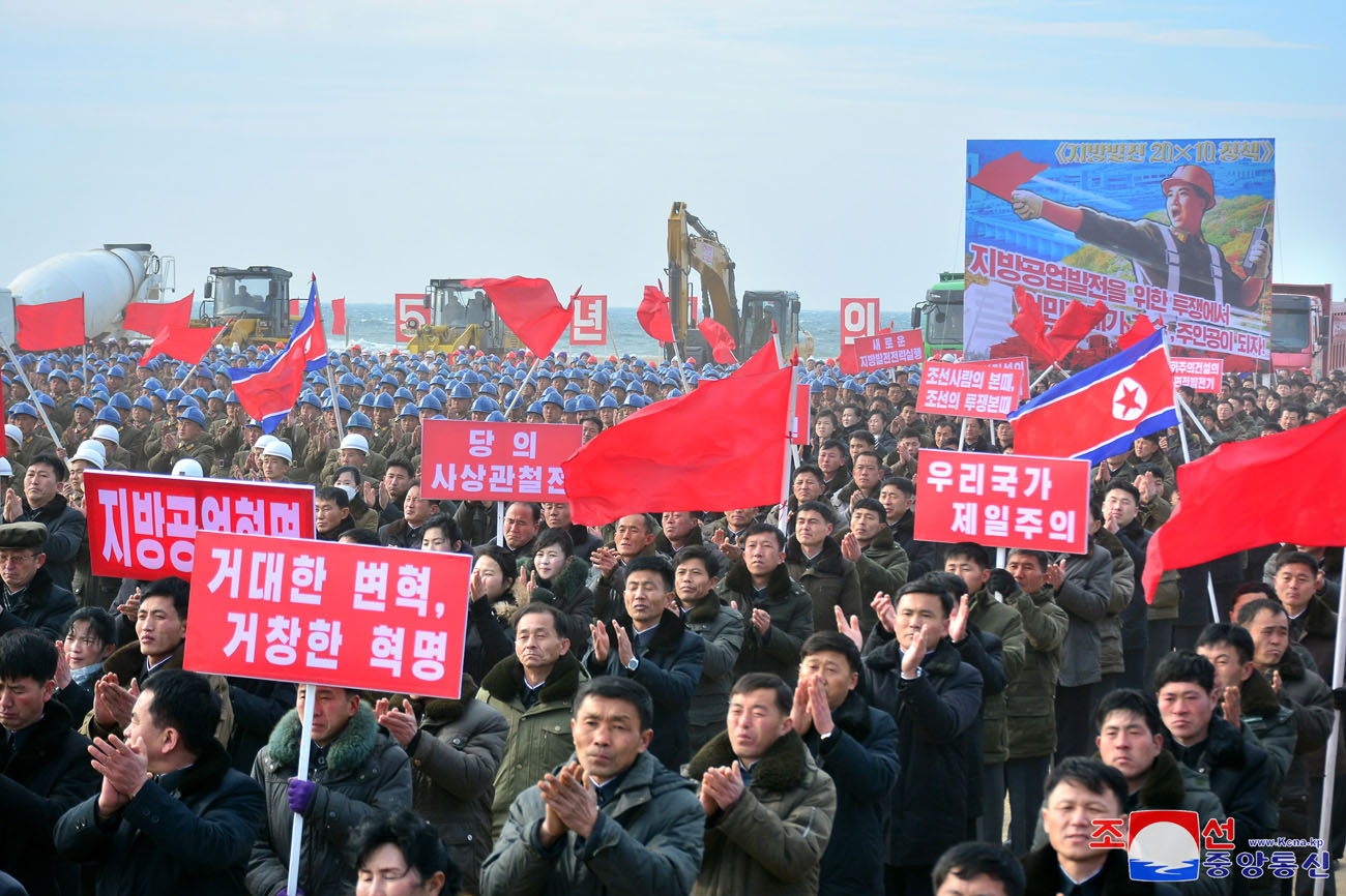 
 Se inicia construcción de fábricas de industria local 
en Sinpho, Taegwan, Rangrim y Sepho