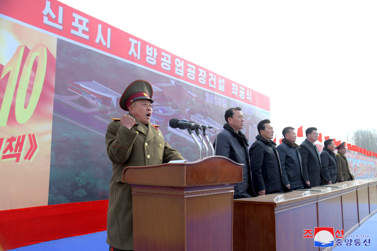 
 Se inicia construcción de fábricas de industria local 
en Sinpho, Taegwan, Rangrim y Sepho