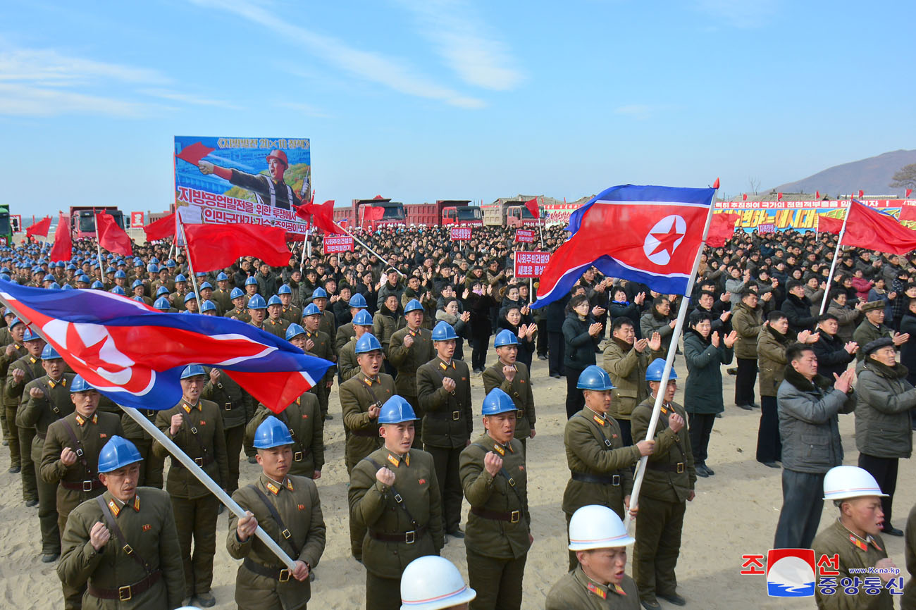 
 Se inicia construcción de fábricas de industria local 
en Sinpho, Taegwan, Rangrim y Sepho