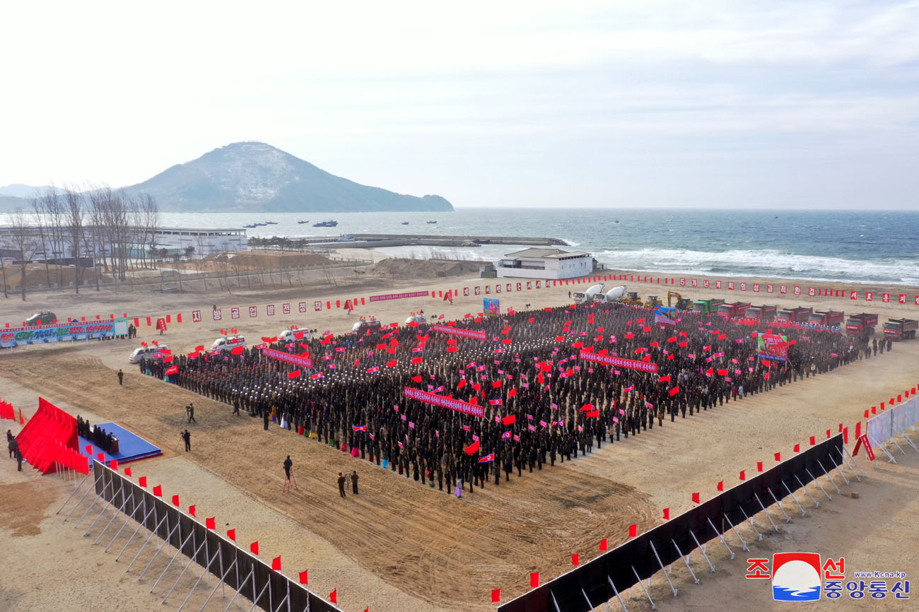 
 Se inicia construcción de fábricas de industria local 
en Sinpho, Taegwan, Rangrim y Sepho