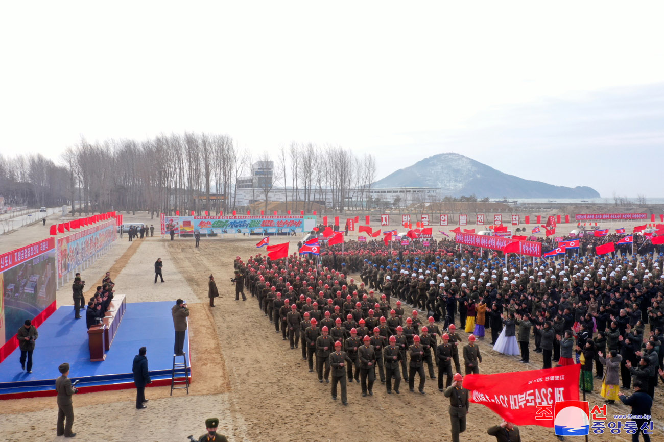 
 Se inicia construcción de fábricas de industria local 
en Sinpho, Taegwan, Rangrim y Sepho