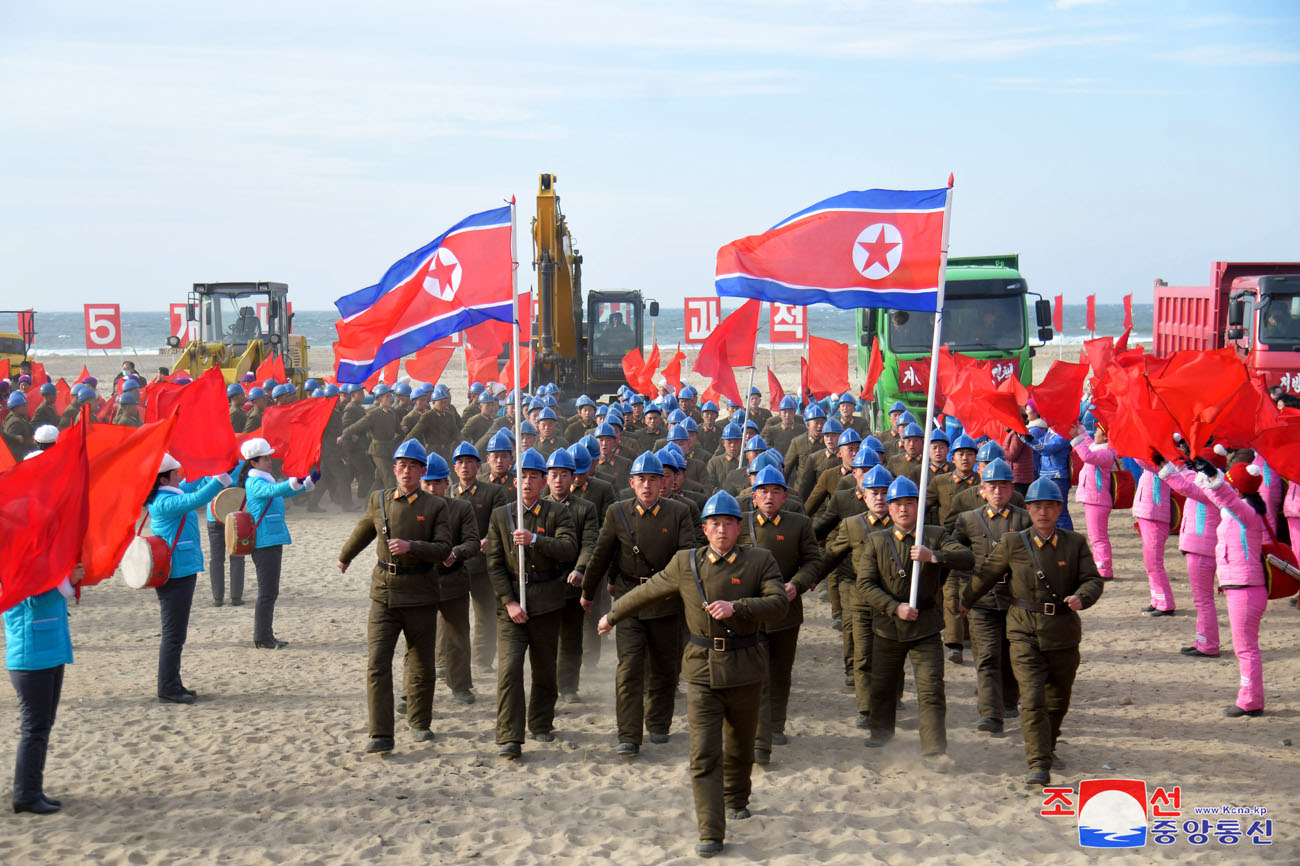 
 Se inicia construcción de fábricas de industria local 
en Sinpho, Taegwan, Rangrim y Sepho