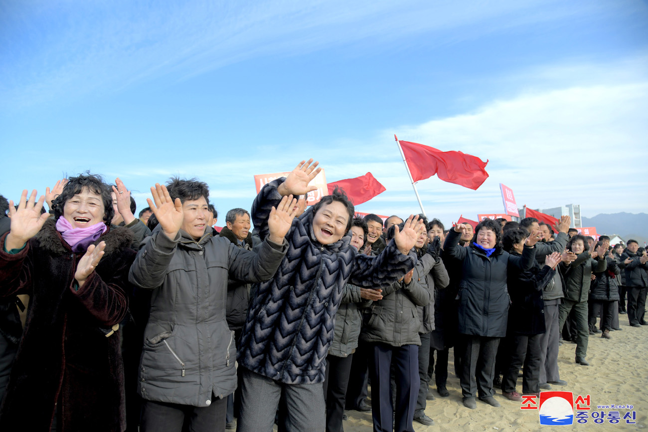 
 Se inicia construcción de fábricas de industria local 
en Sinpho, Taegwan, Rangrim y Sepho