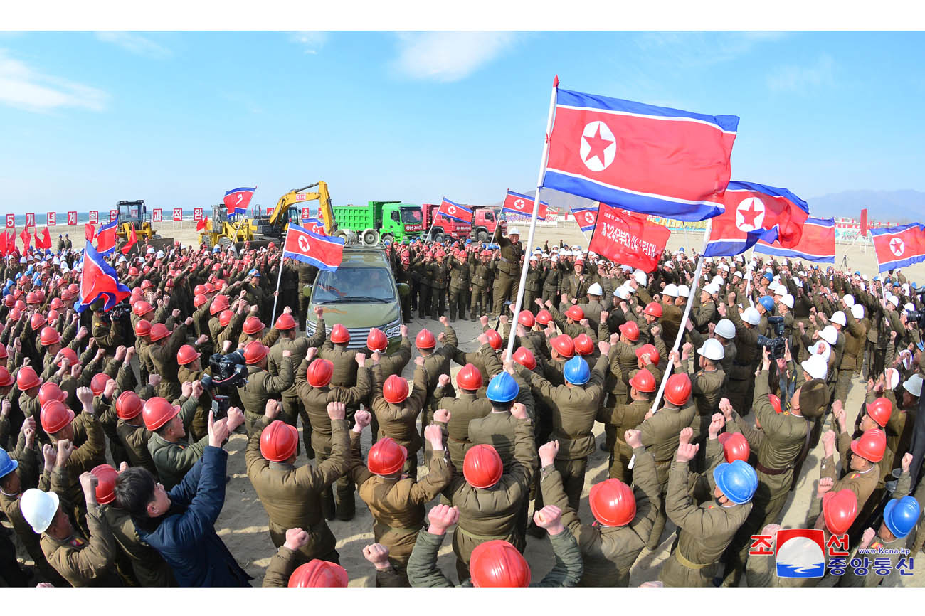 
 Se inicia construcción de fábricas de industria local 
en Sinpho, Taegwan, Rangrim y Sepho