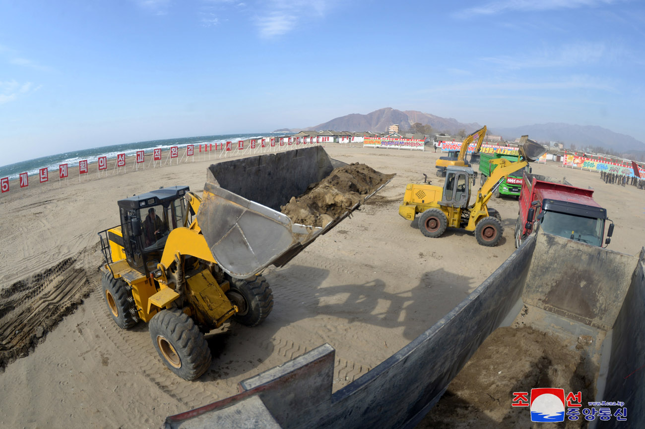 
 Se inicia construcción de fábricas de industria local 
en Sinpho, Taegwan, Rangrim y Sepho