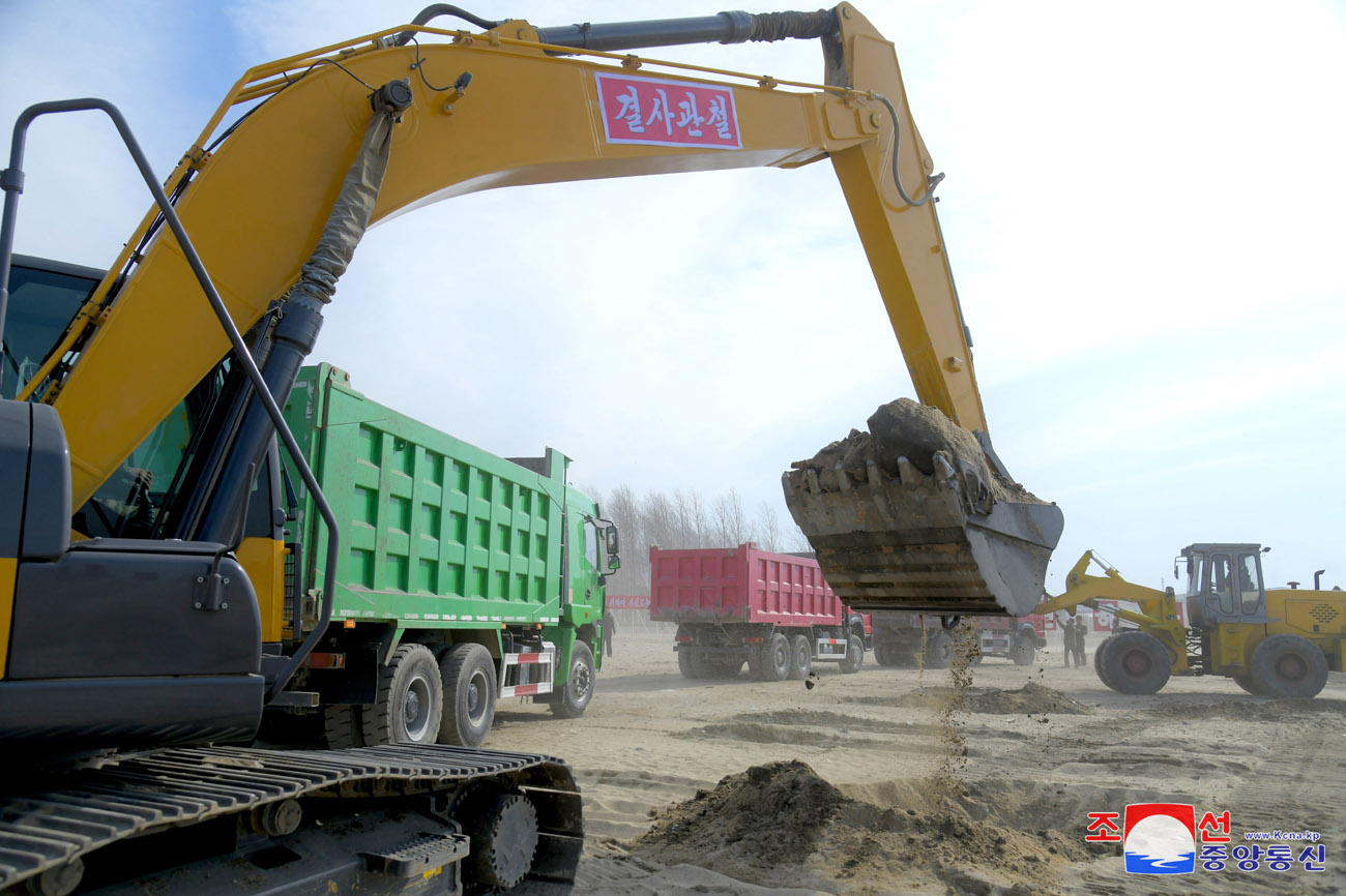 
 Se inicia construcción de fábricas de industria local 
en Sinpho, Taegwan, Rangrim y Sepho