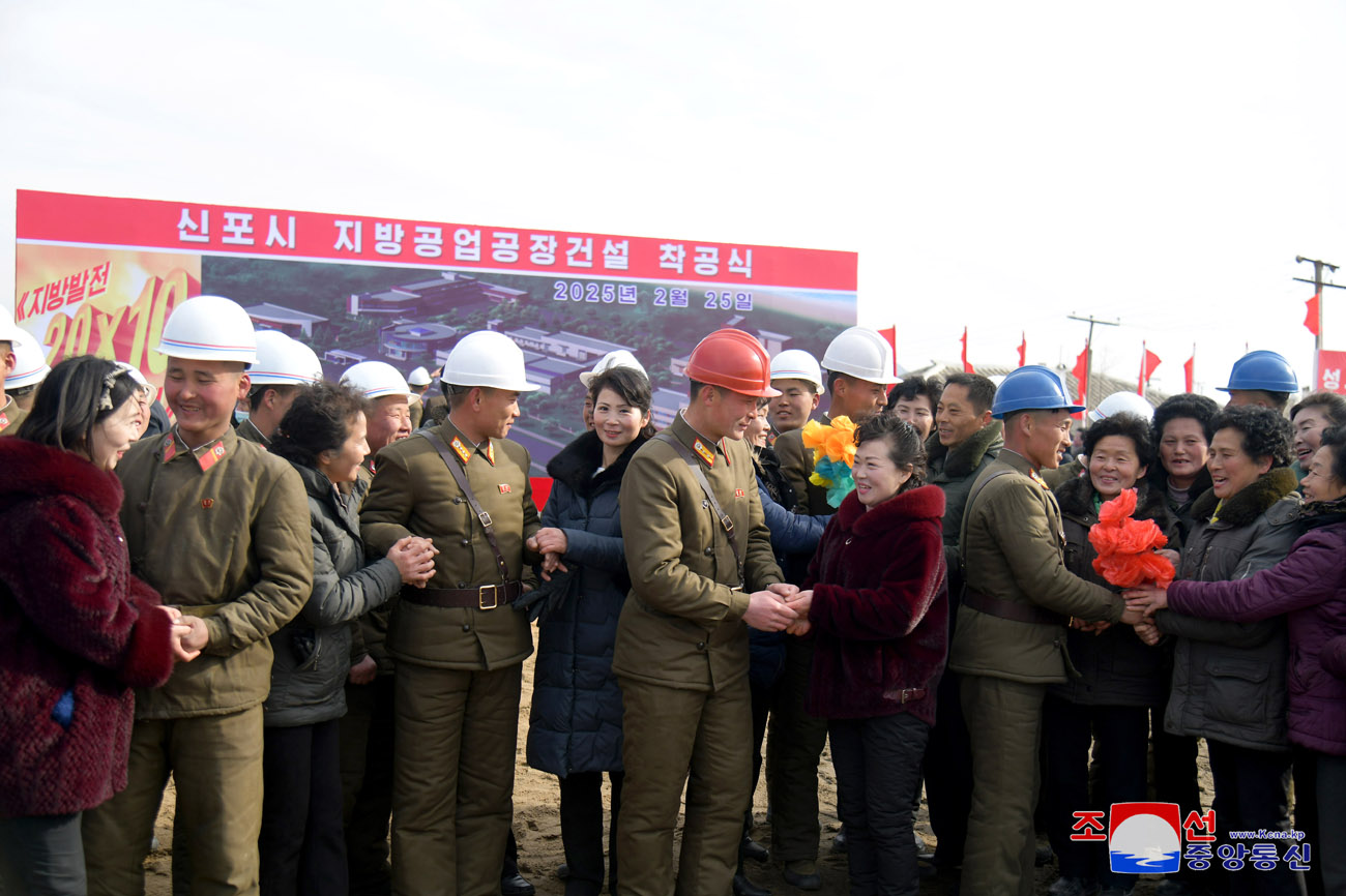 
 Se inicia construcción de fábricas de industria local 
en Sinpho, Taegwan, Rangrim y Sepho