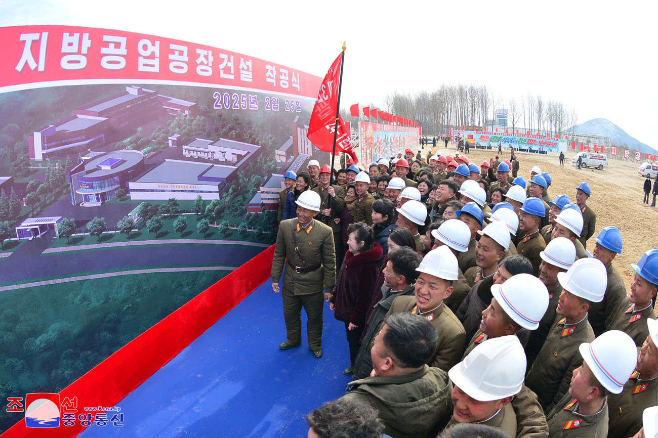 
 Se inicia construcción de fábricas de industria local 
en Sinpho, Taegwan, Rangrim y Sepho