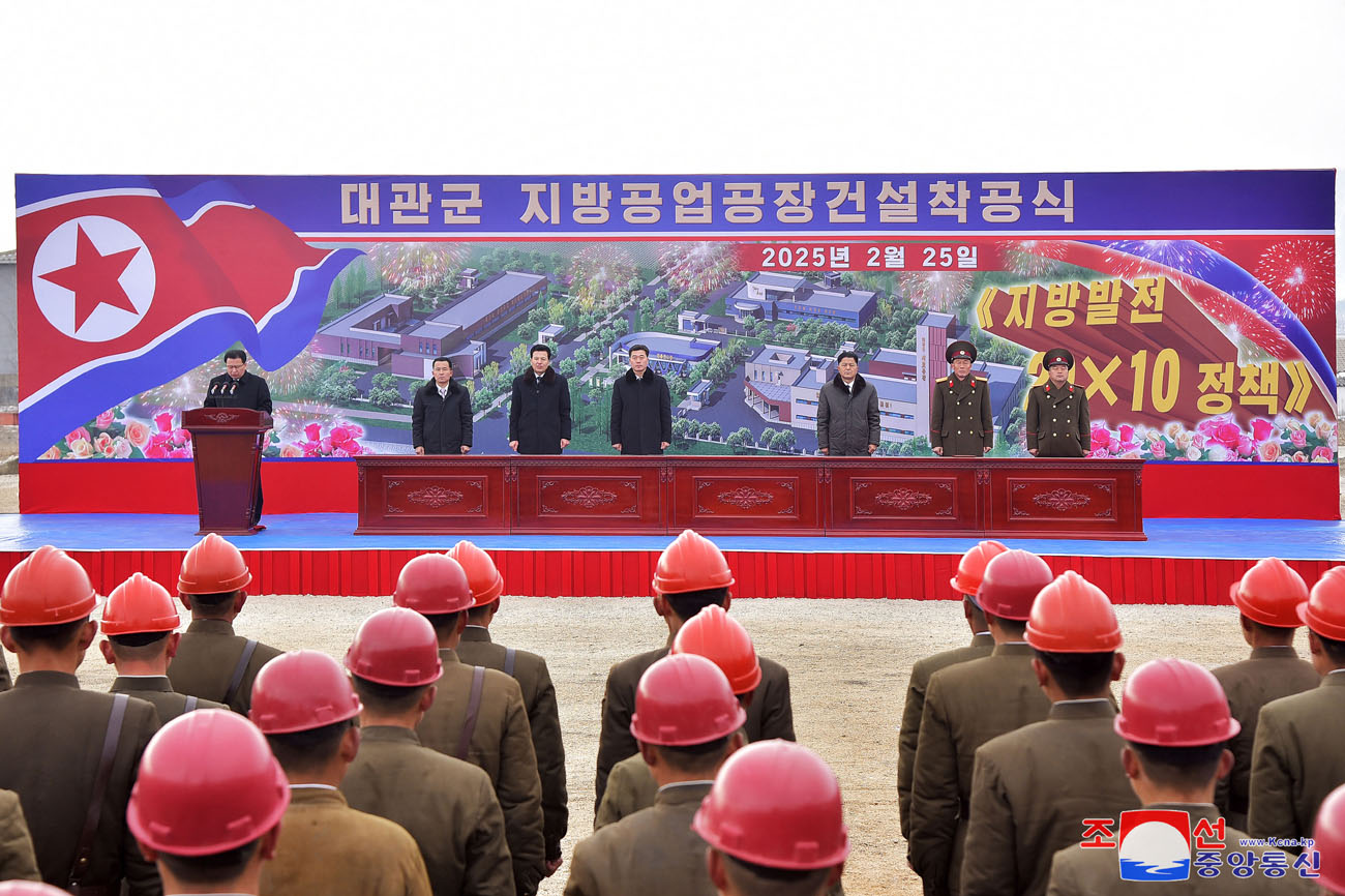 
 Se inicia construcción de fábricas de industria local 
en Sinpho, Taegwan, Rangrim y Sepho