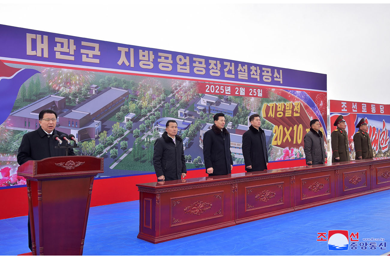 
 Se inicia construcción de fábricas de industria local 
en Sinpho, Taegwan, Rangrim y Sepho