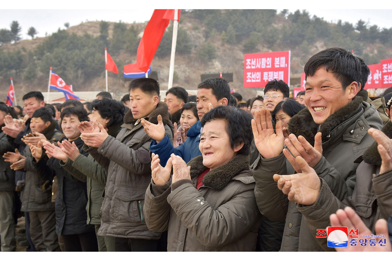 
 Se inicia construcción de fábricas de industria local 
en Sinpho, Taegwan, Rangrim y Sepho