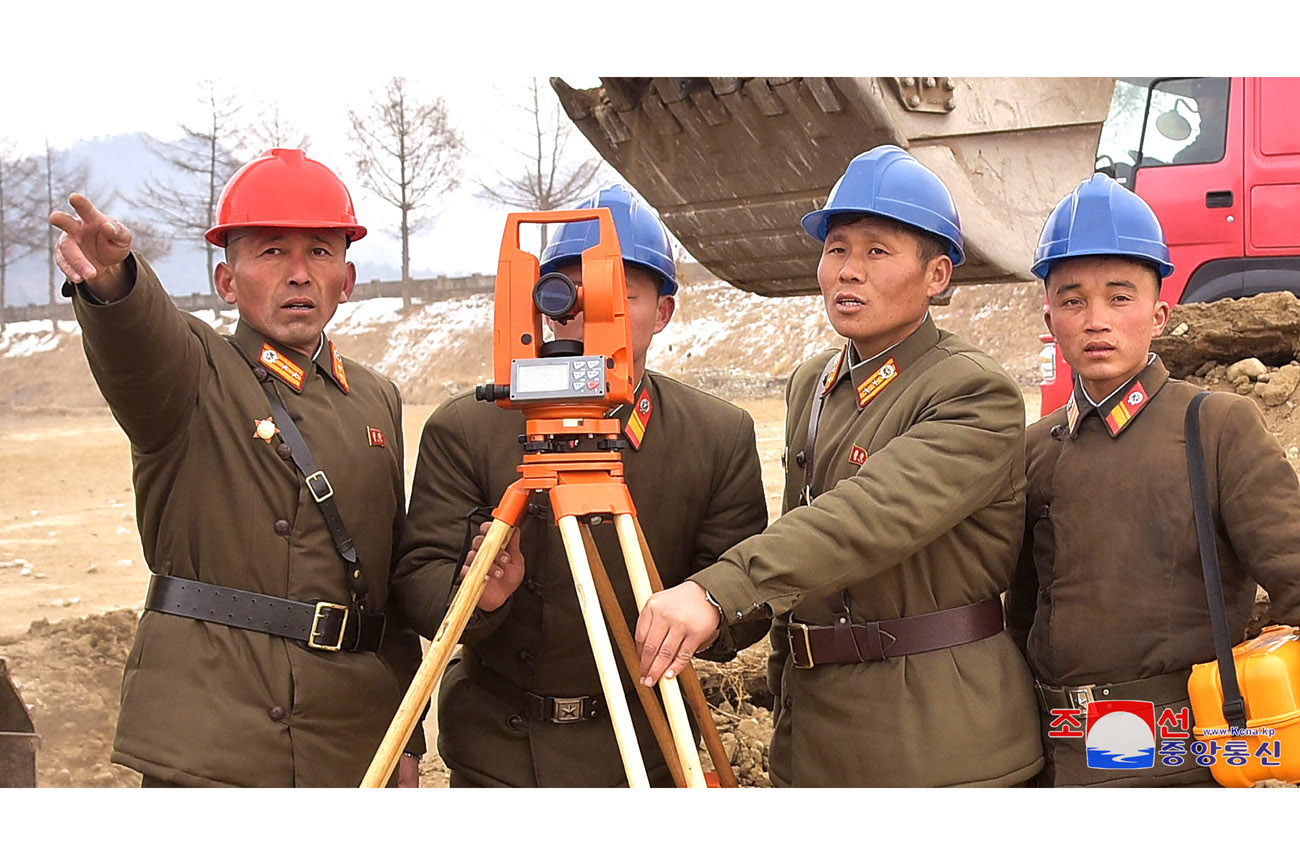 
 Se inicia construcción de fábricas de industria local 
en Sinpho, Taegwan, Rangrim y Sepho